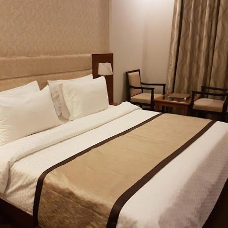 The India Benares Hotel Luaran gambar